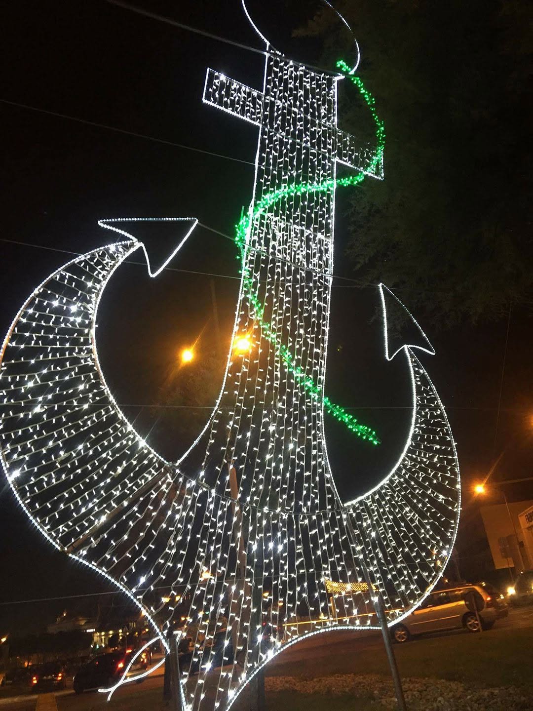 Iluminação em forma de âncora numa rua decorada para festa